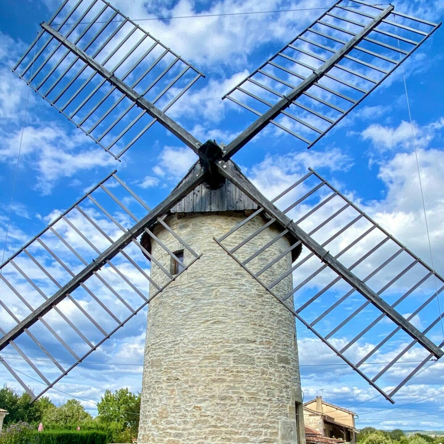 Le gîte des curies et le moulin de Brunard - Le moulin de face