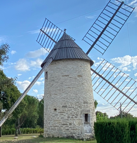 Le gîte des curies et le moulin de Brunard - Vue du moulin de dos